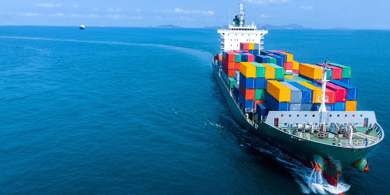 Container vessel and ocean freight operation
